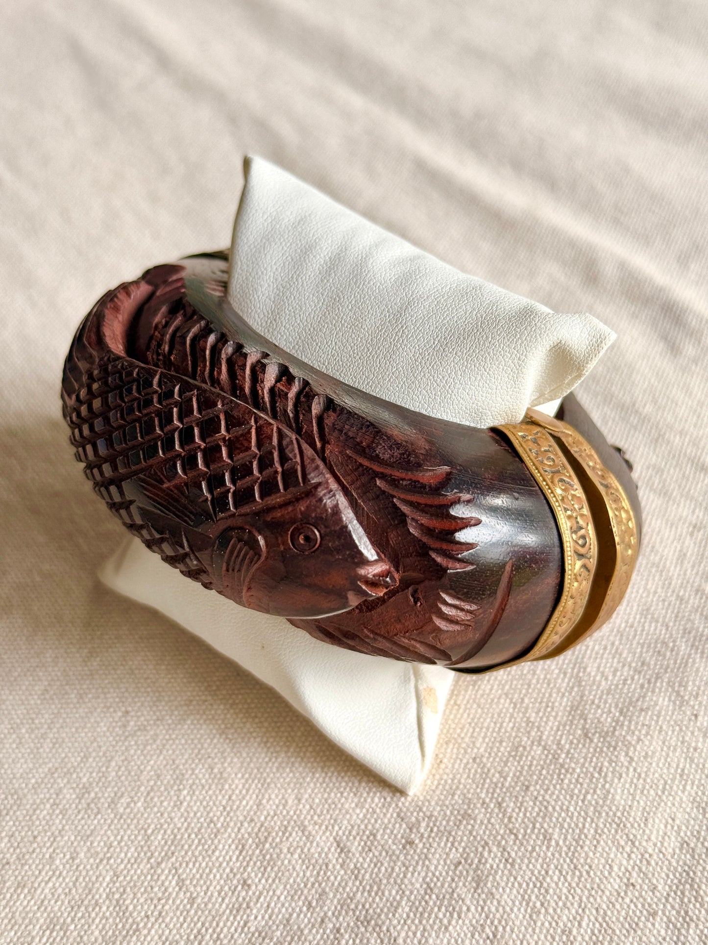Pulsera de madera con Pescados tallados