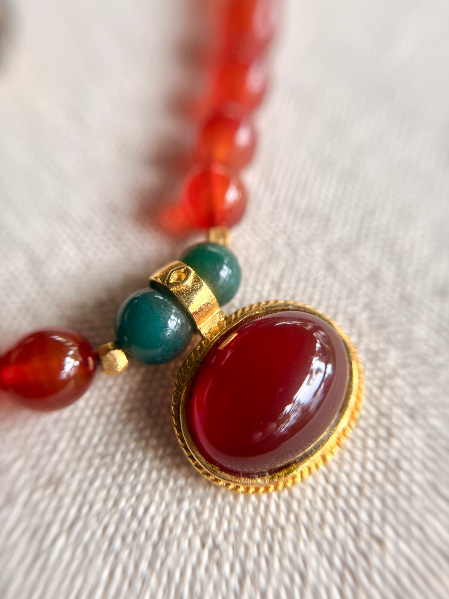 Set de Aretes de Prensa y Collar de Jade y Cornalina.