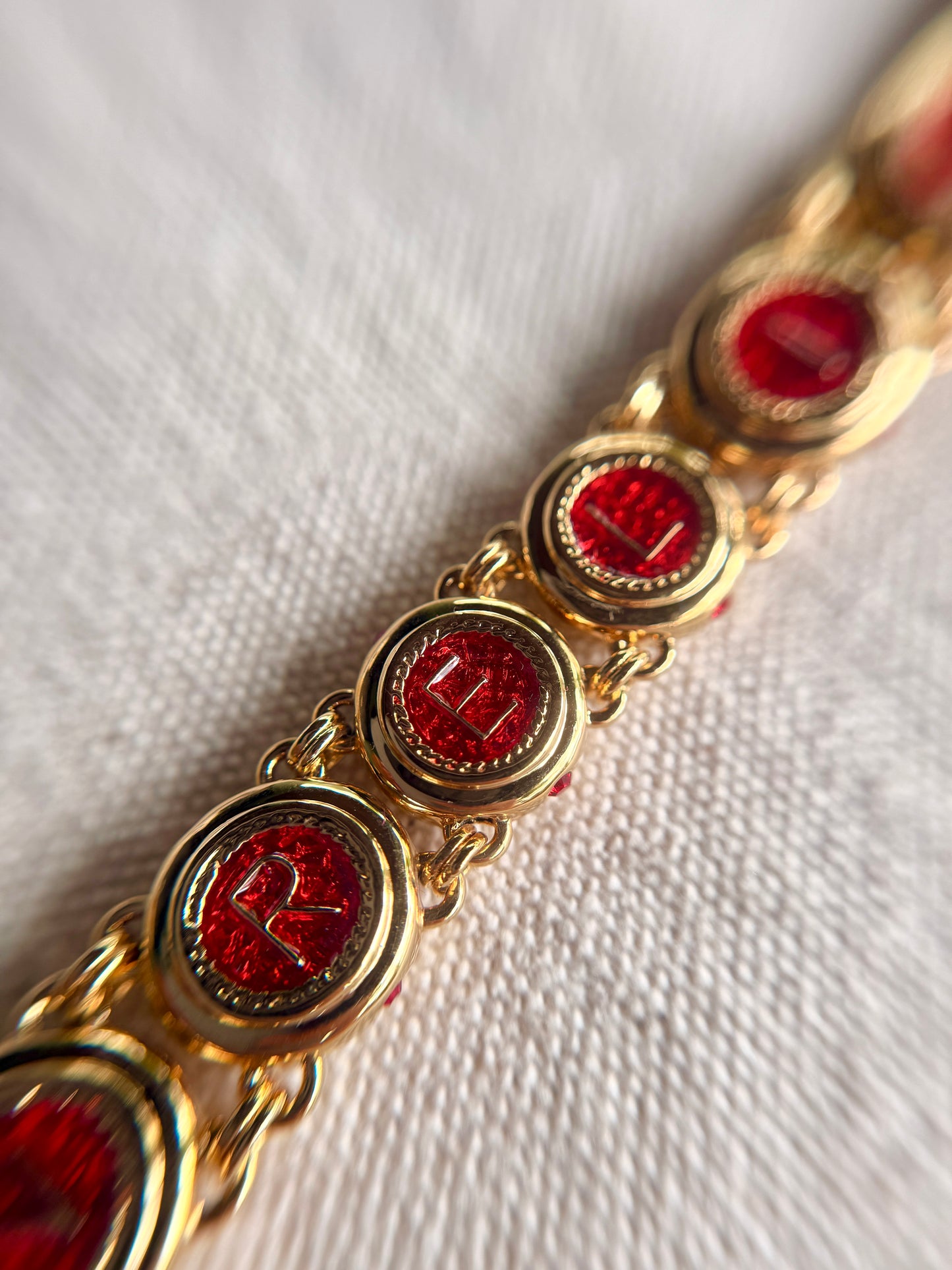 Brazalete de Colección Jacqueline Kennedy “Red Wedding” - Camrose & Kross