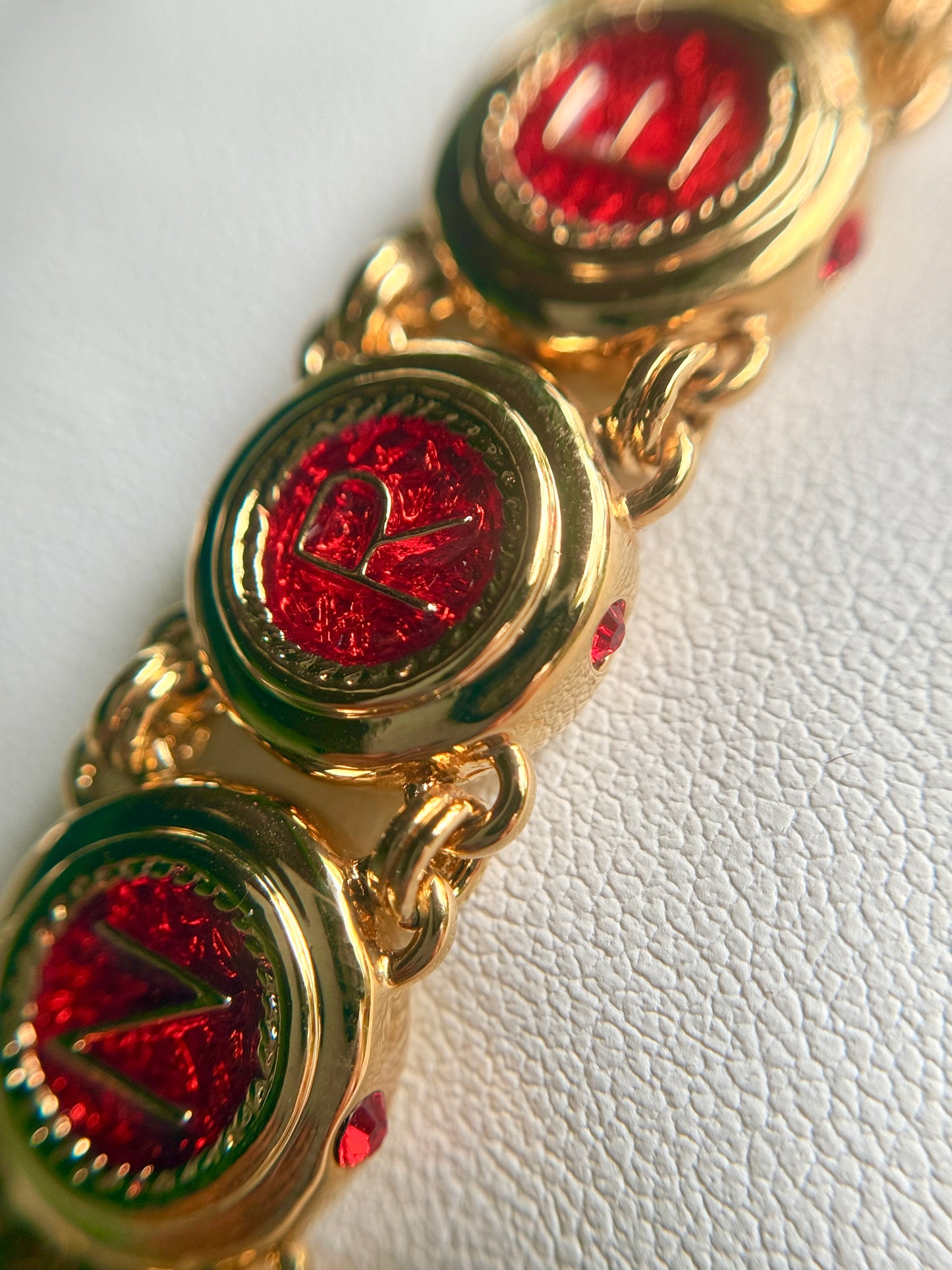Brazalete de Colección Jacqueline Kennedy “Red Wedding” - Camrose & Kross