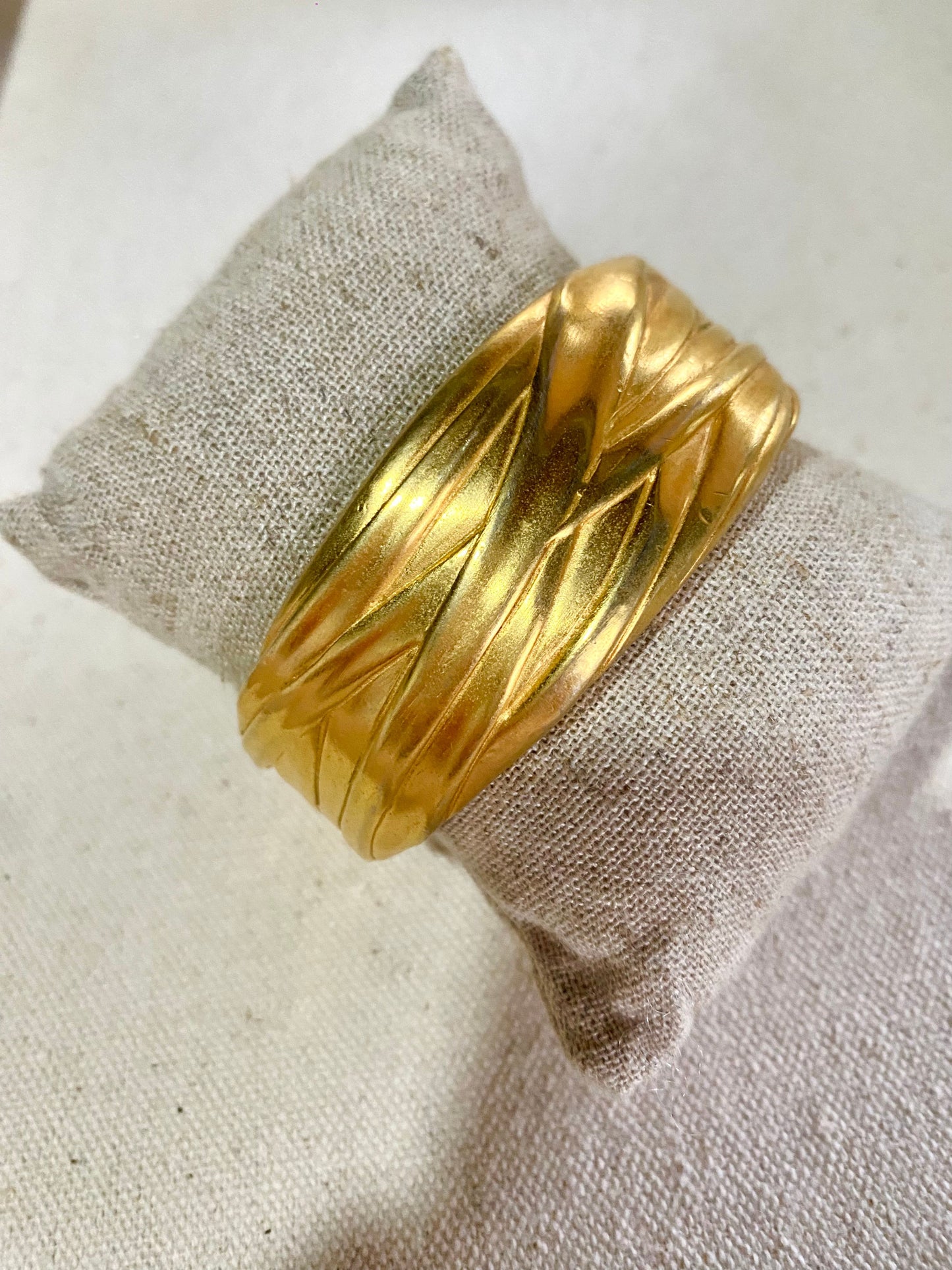 Pulsera Cuff con Relieve Arrugado - Ann Klein