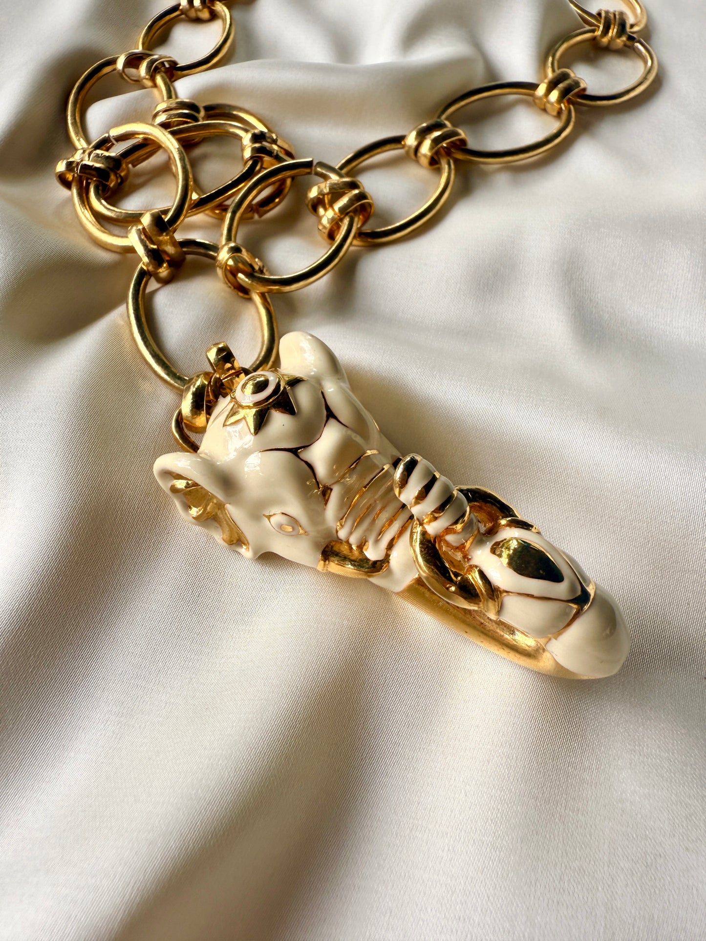 Collar con Dije de Elefante en Esmalte Blanco y Oro Laminado- Kenneth Jay Lane