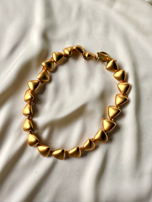 Collar Modernista en Piramides de Dorado Mate- Anne Klein