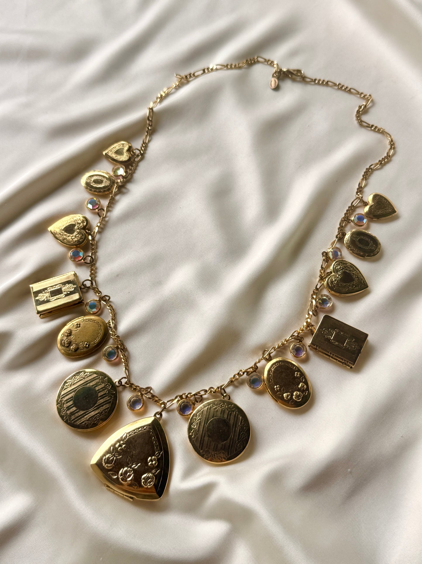 Set de Collar y Aretes de Pin- Dorinda's Memories