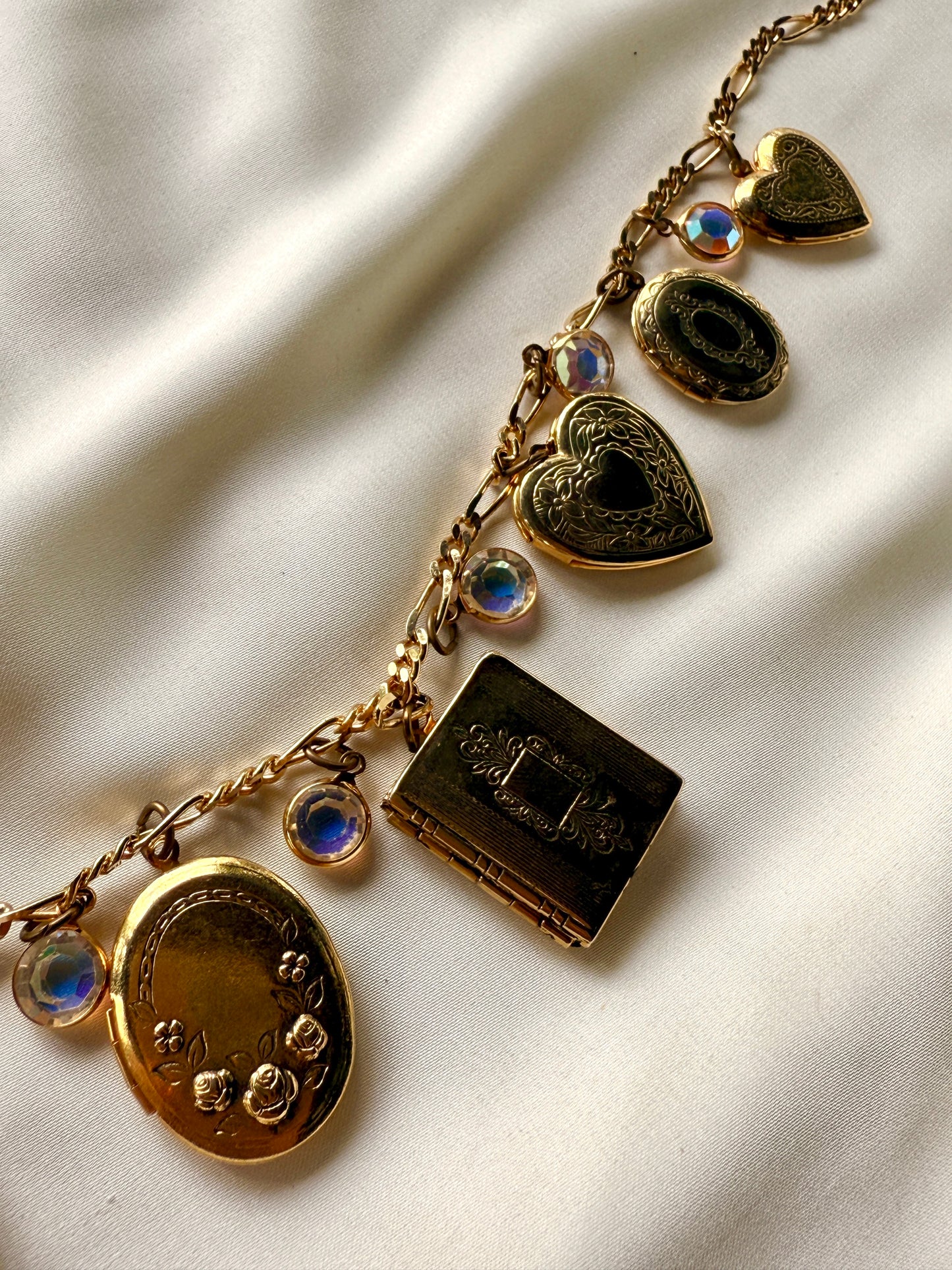 Set de Collar y Aretes de Pin- Dorinda's Memories