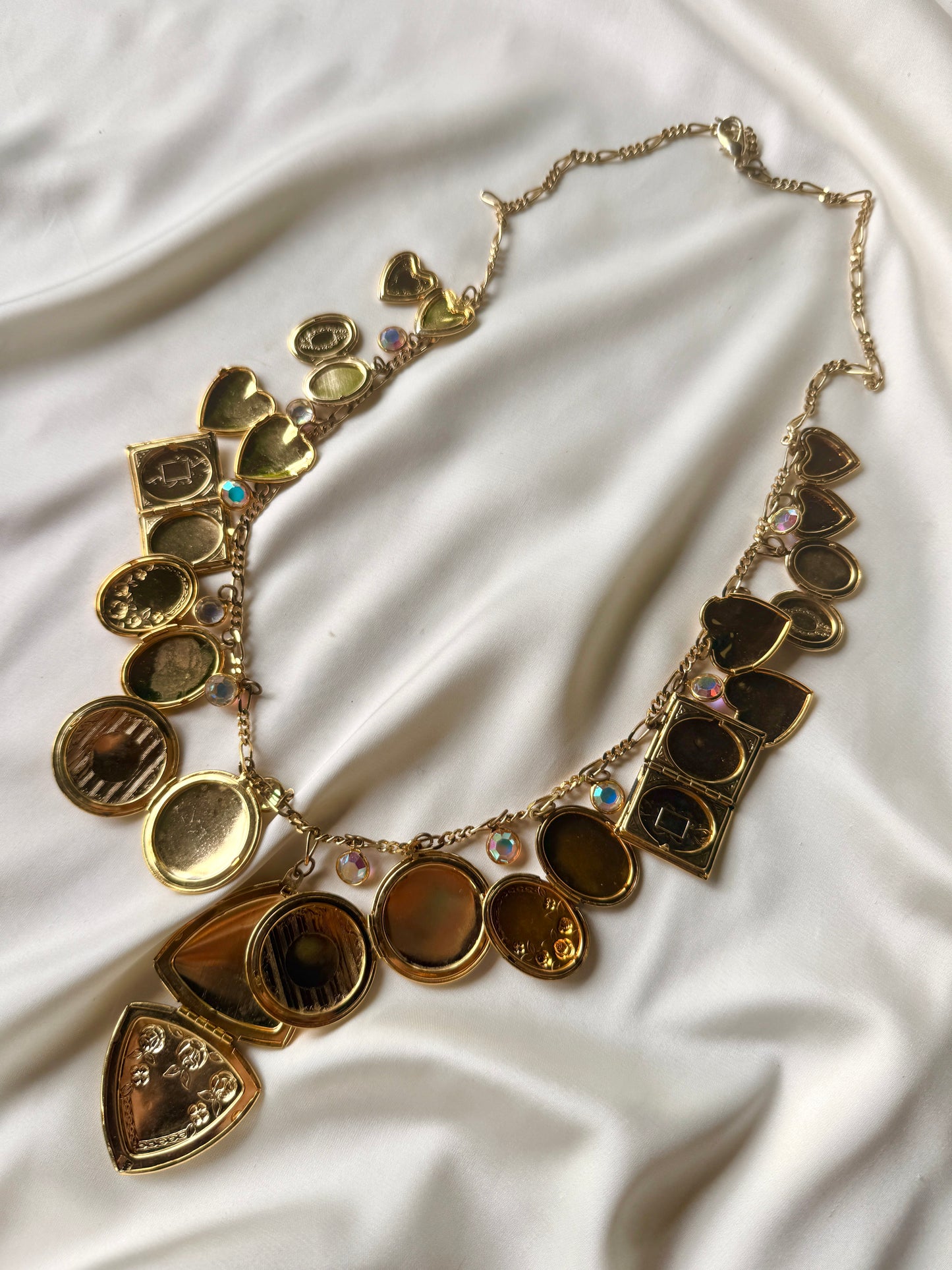 Set de Collar y Aretes de Pin- Dorinda's Memories