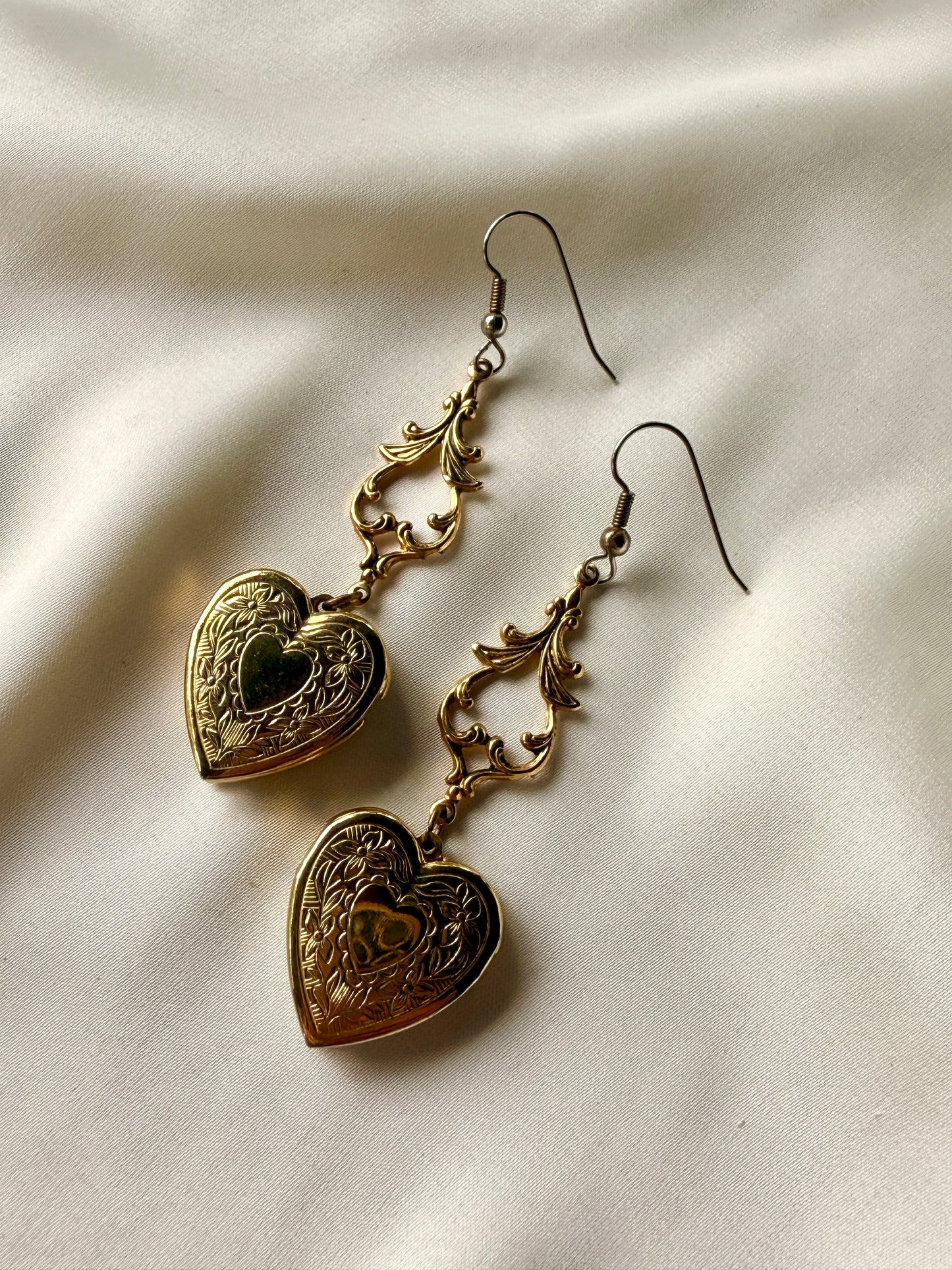 Set de Collar y Aretes de Pin- Dorinda's Memories