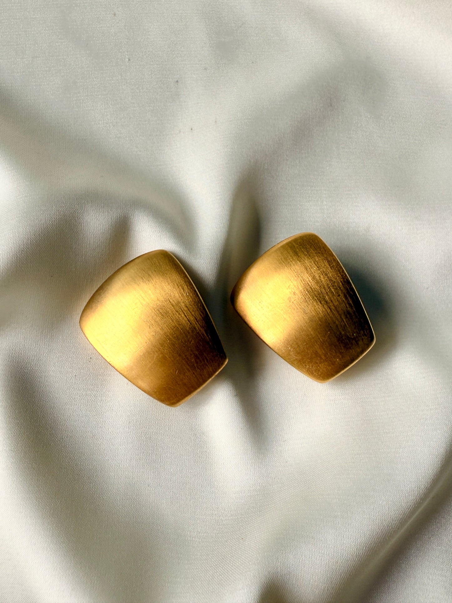 Aretes Escudos Modernistas- Anne Klein