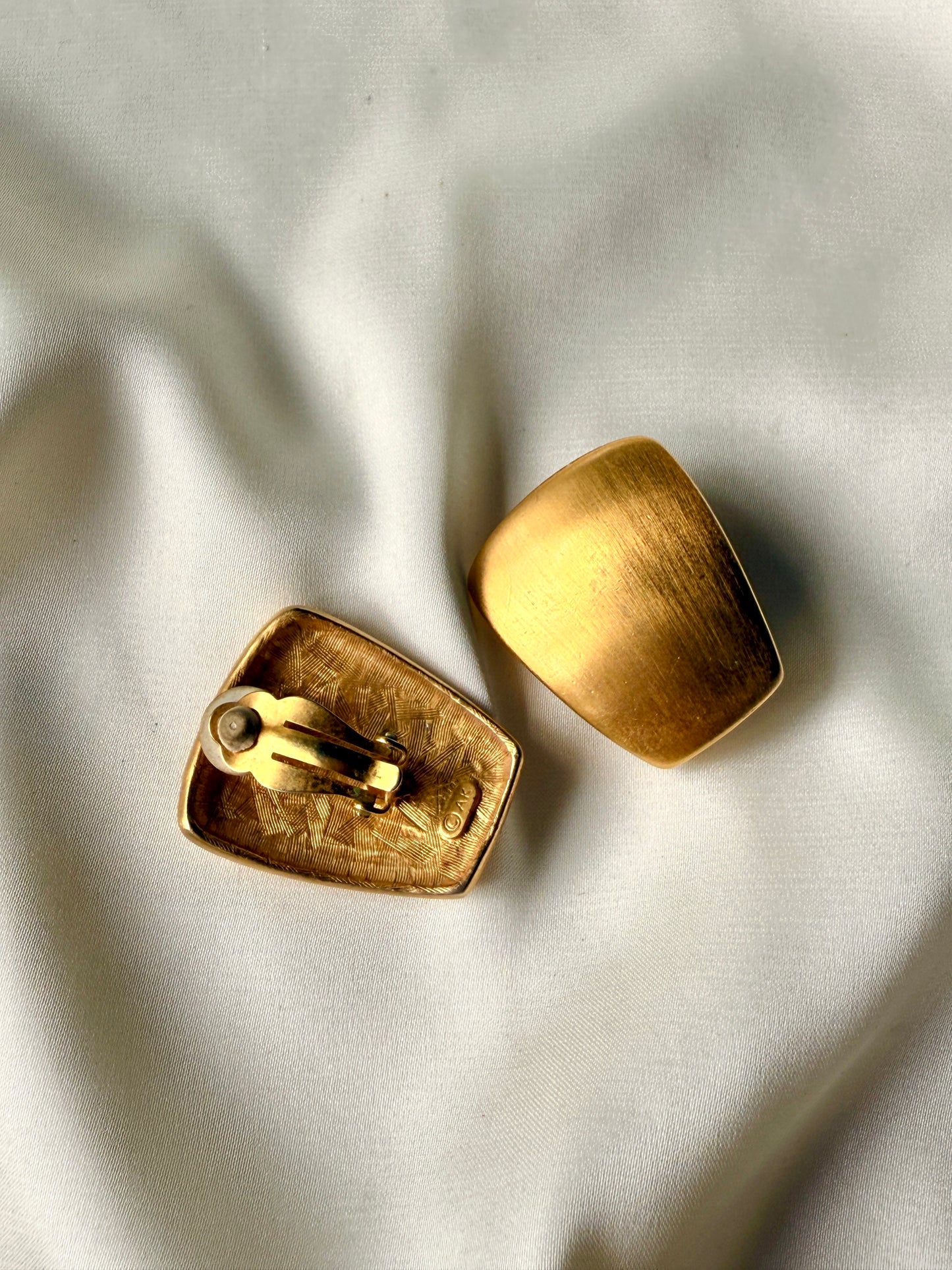 Aretes Escudos Modernistas- Anne Klein