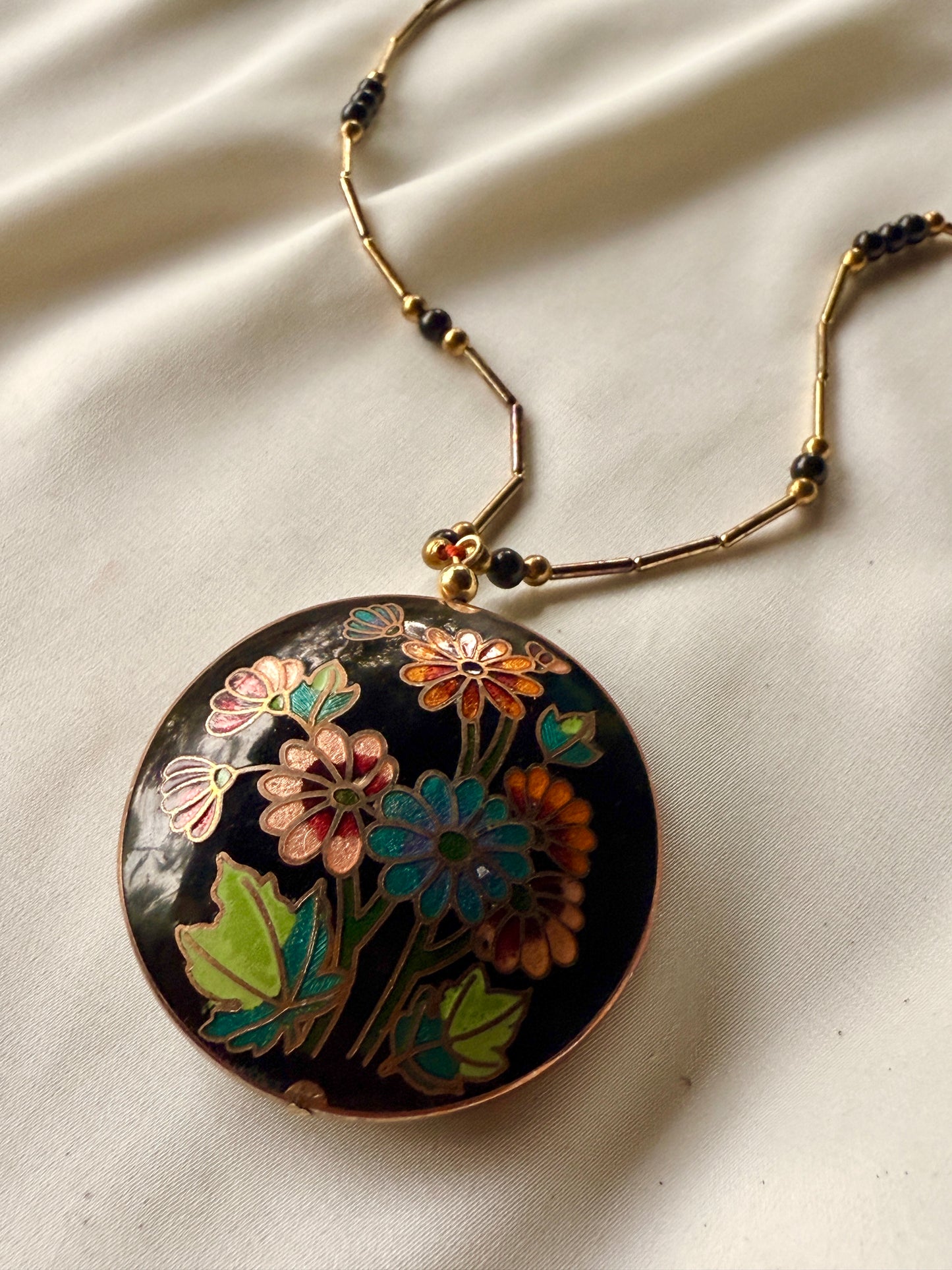 Collar cloisonné con flores
