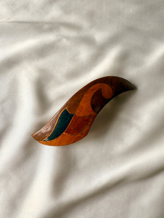 Broche escultórico en madera