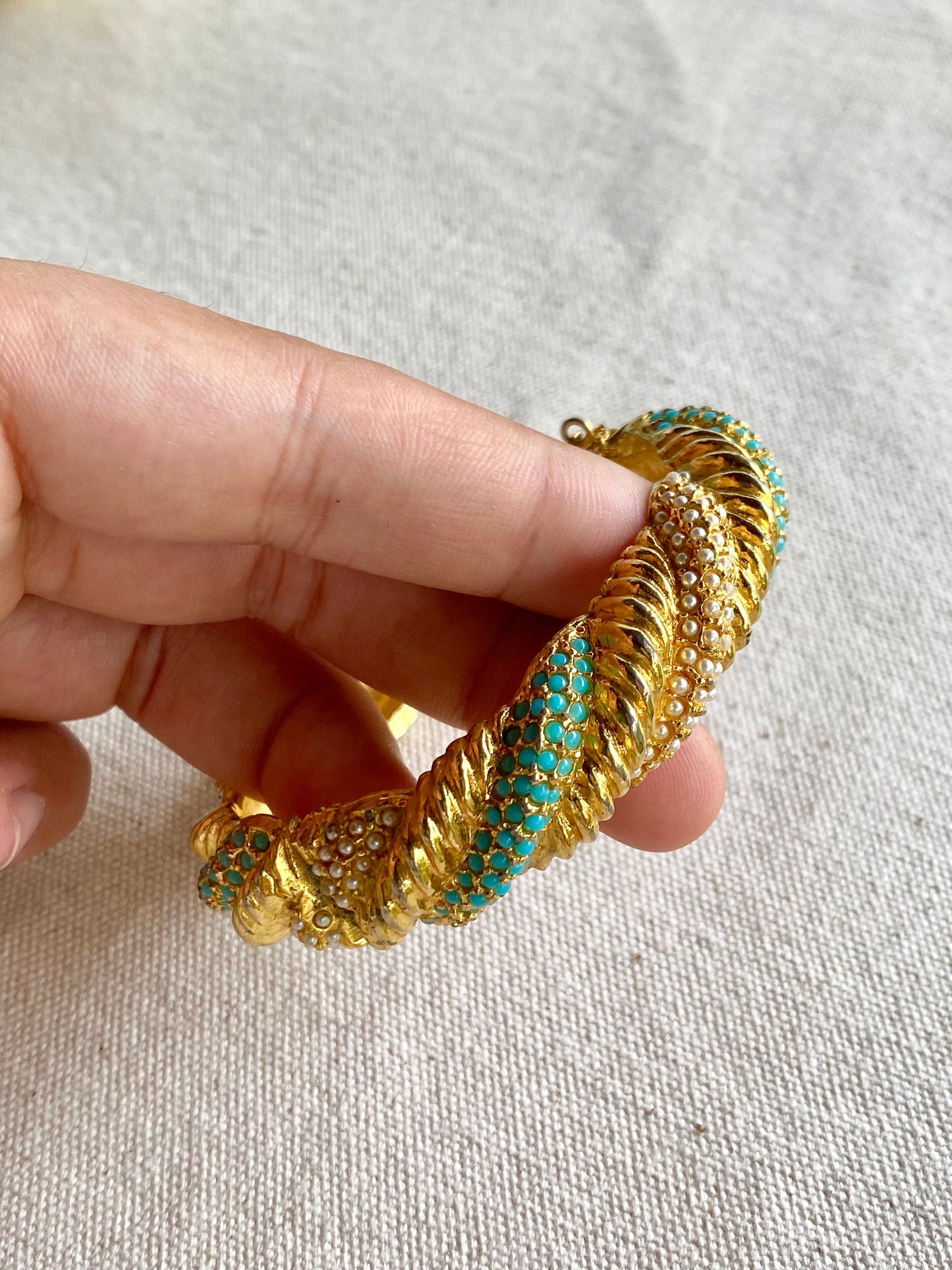 Pulsera de Espiral Dorada con Turquesas y Perlas