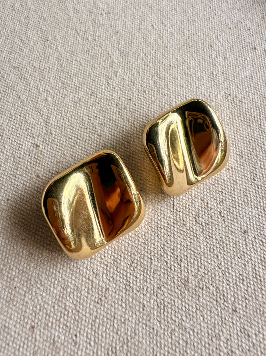 Aretes de pin con relieve orgánico dorado