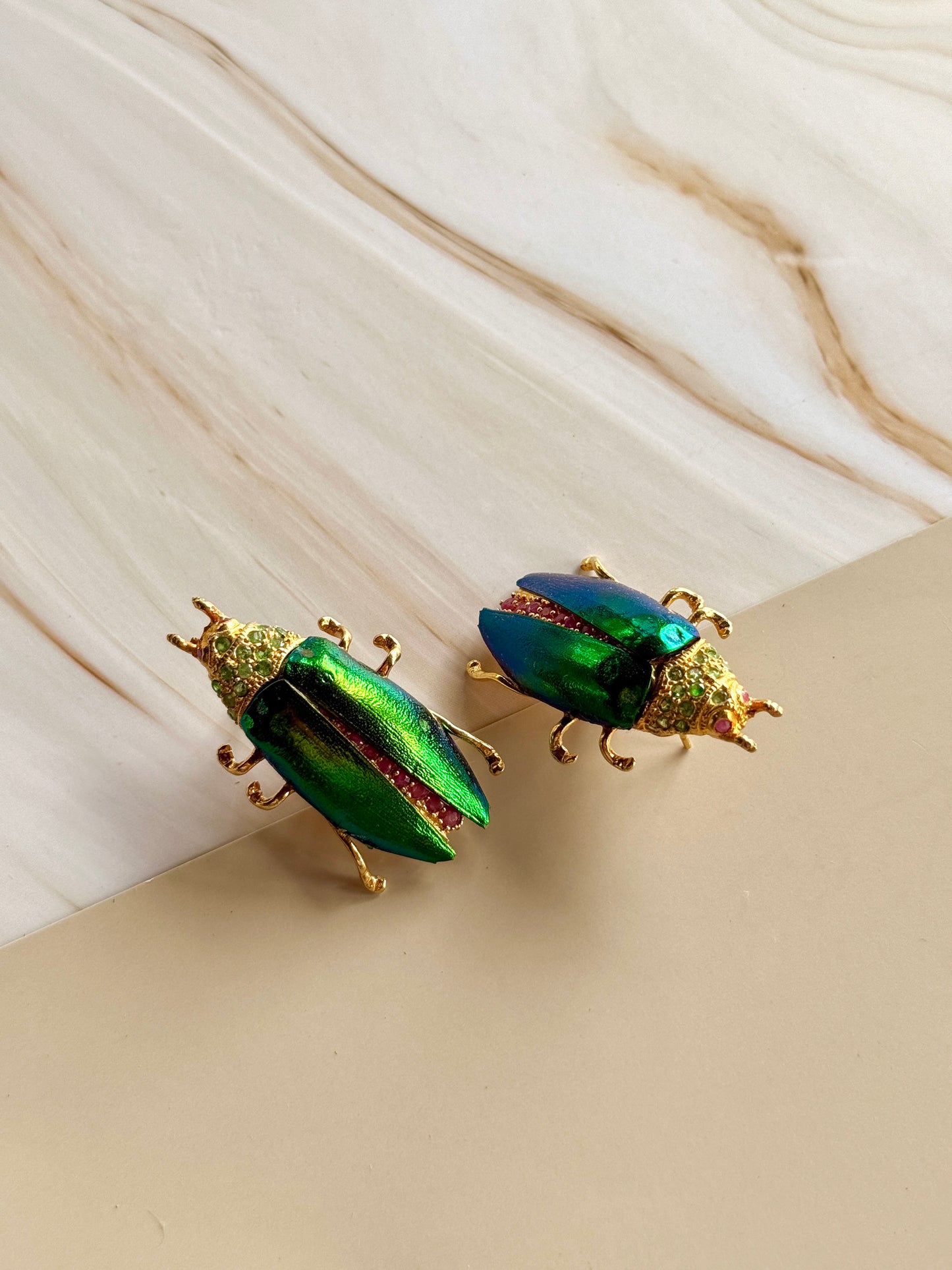 Aretes de Escarabajo con Rubi y Peridotos de prensa