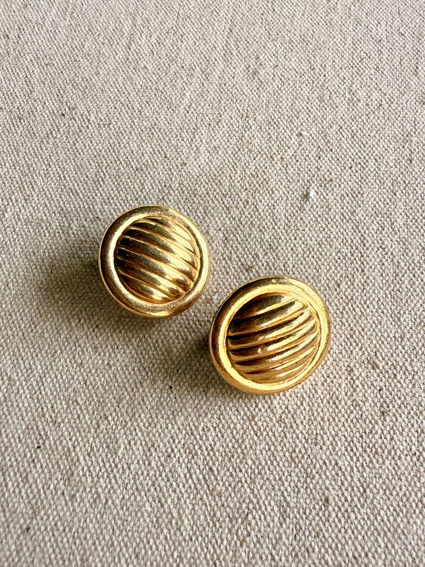 Aretes Escudos Dorados de prensa- Monet
