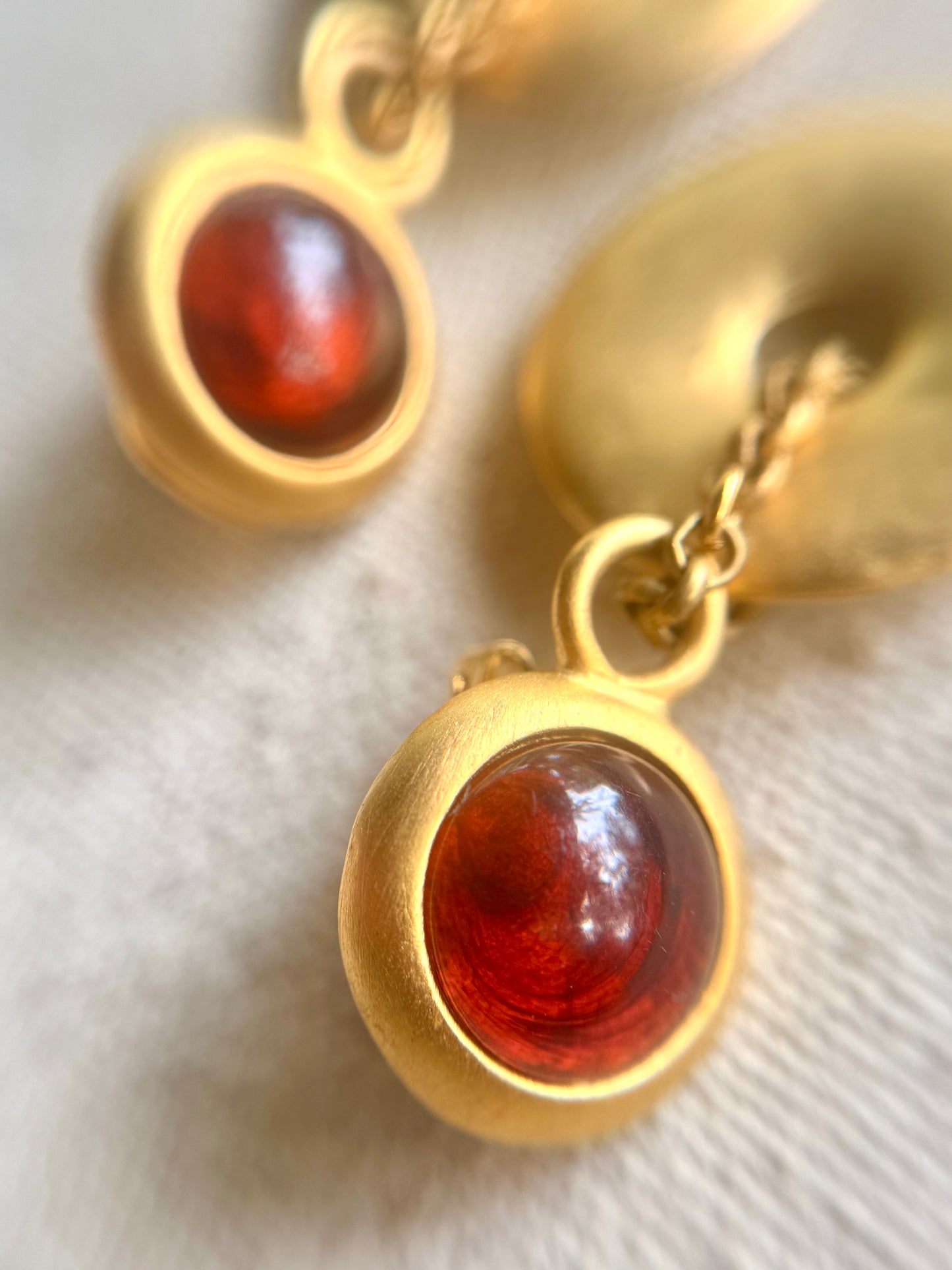Aretes de Prensa Dorados con Cabujón Rojo