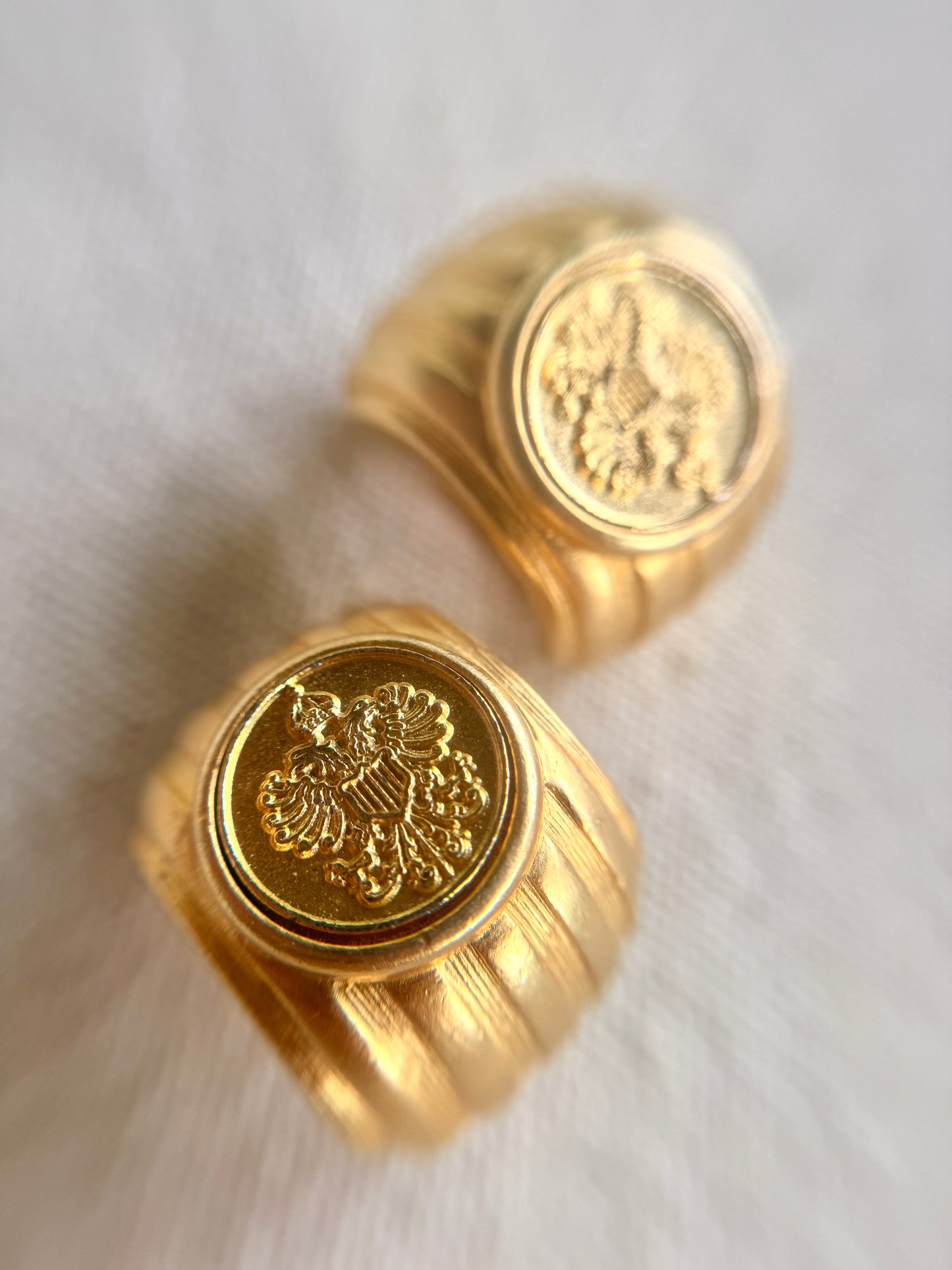 Aretes de Prensa Águila Bicéfala Dorada: Emblema Imperial