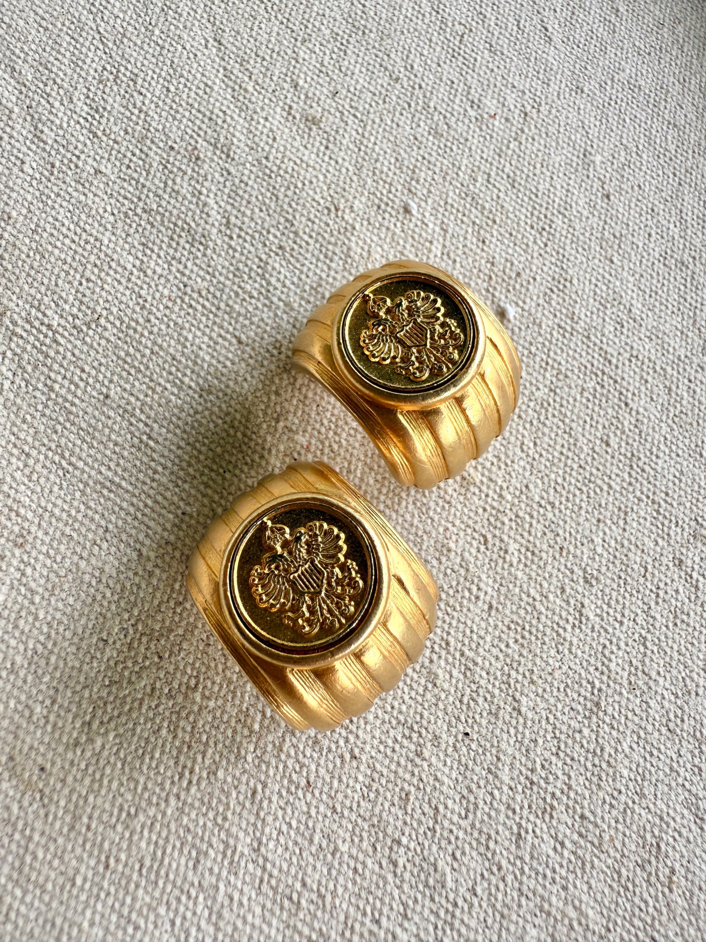 Aretes de Prensa Águila Bicéfala Dorada: Emblema Imperial