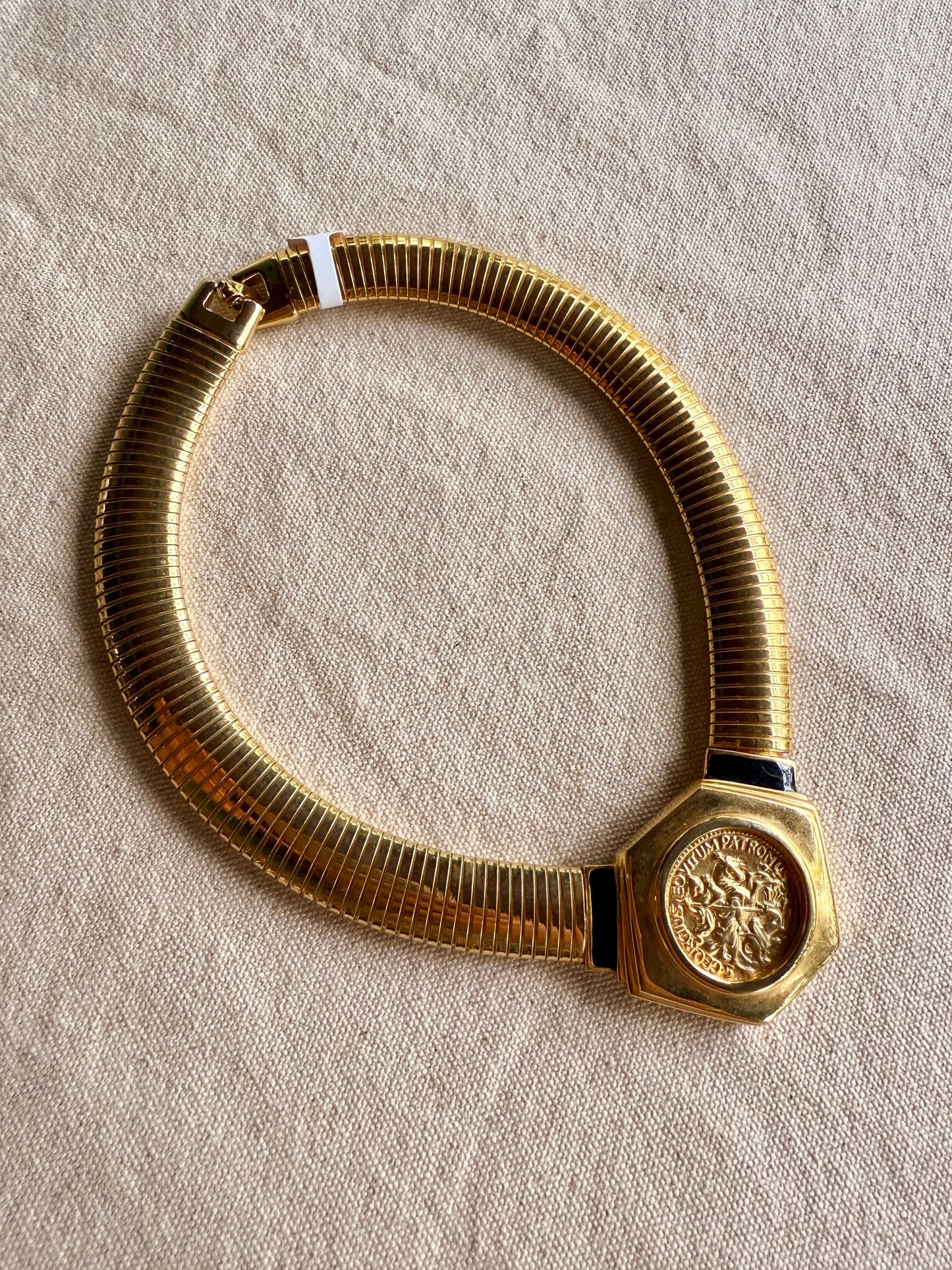 Collar Omega Escudo de Armas- Kenneth Jay Lane
