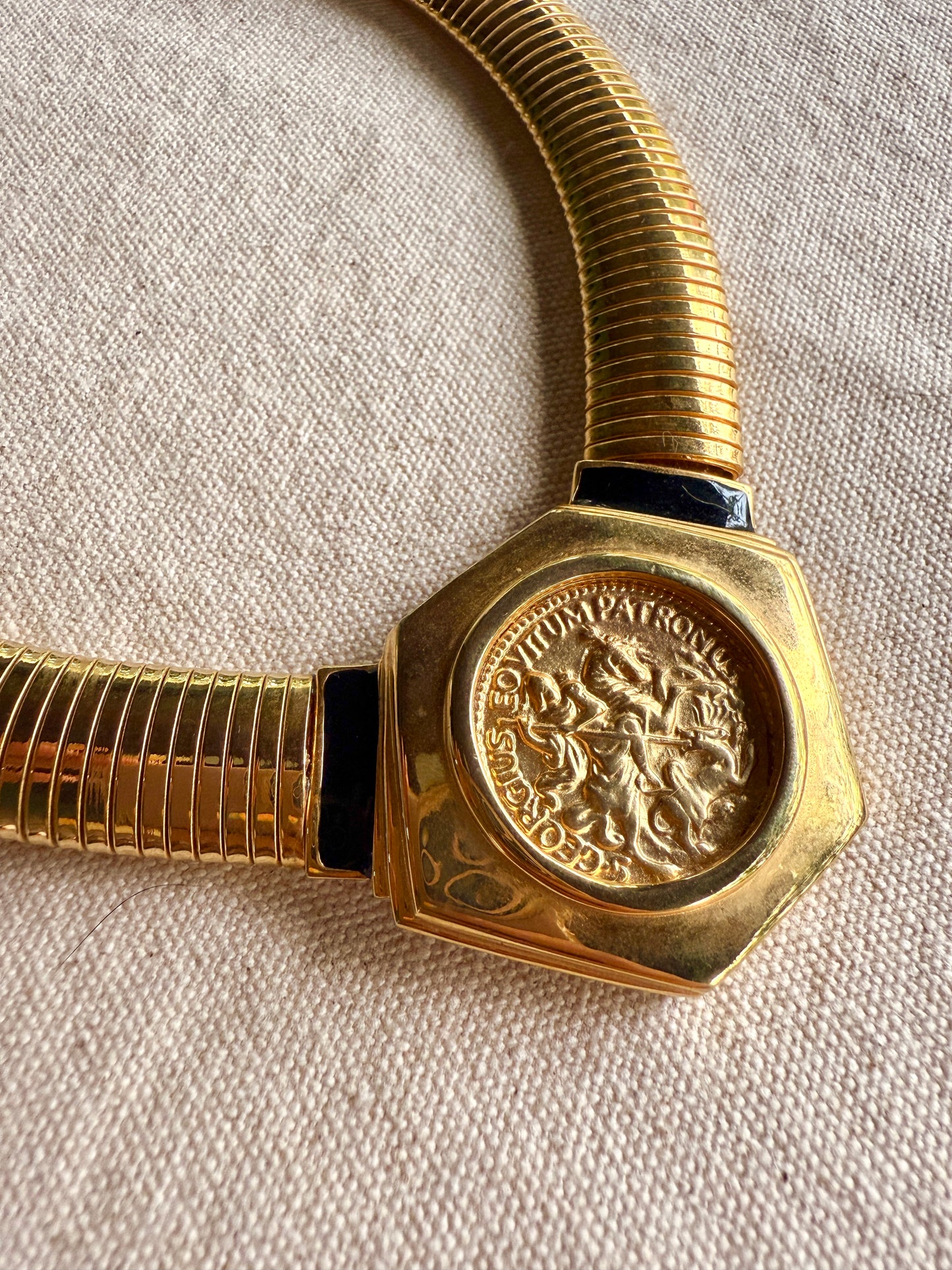 Collar Omega Escudo de Armas- Kenneth Jay Lane