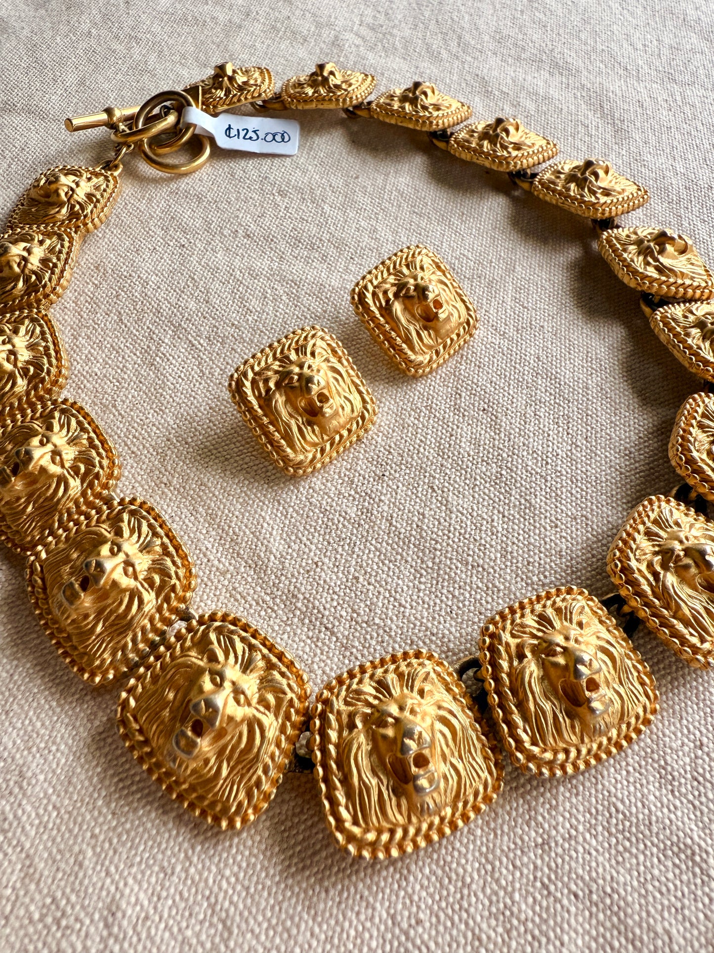 Set de Collar y Aretes de Pin de Dragones Dorados- Anne Klein