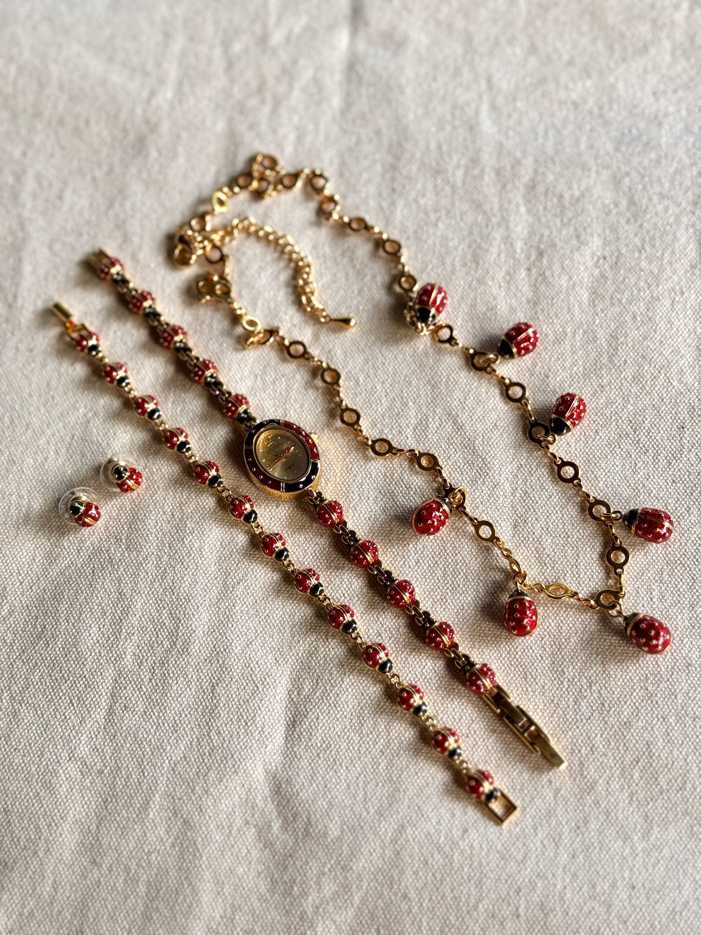 Set de Mariquitas: Aretes, Pulsera, Reloj y Collar  - Joan Rivers