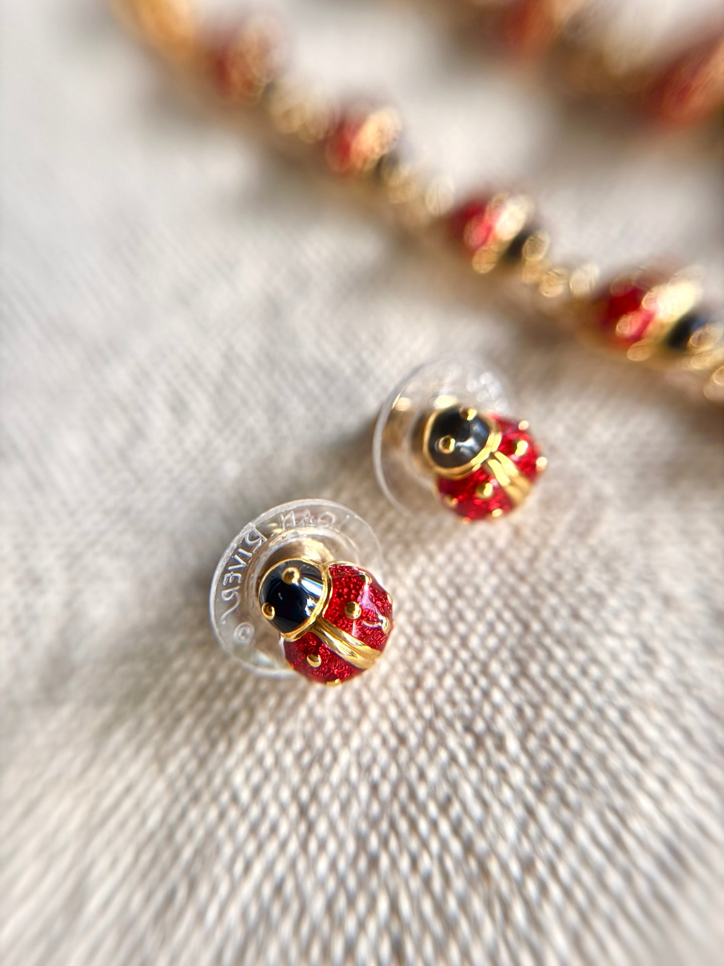 Set de Mariquitas: Aretes, Pulsera, Reloj y Collar  - Joan Rivers