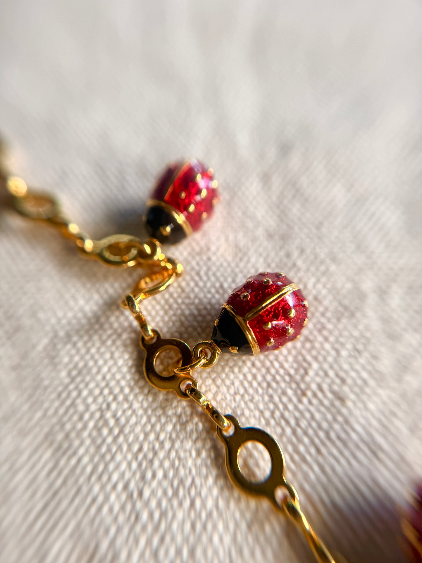 Set de Mariquitas: Aretes, Pulsera, Reloj y Collar  - Joan Rivers