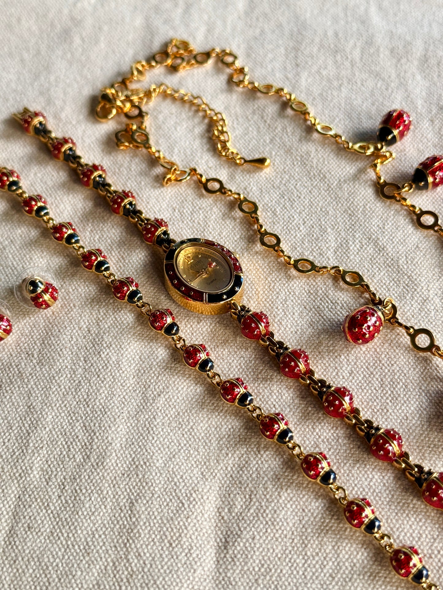 Set de Mariquitas: Aretes, Pulsera, Reloj y Collar  - Joan Rivers