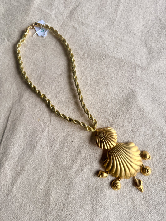 Collar de Conchas y Caracoles Dorados