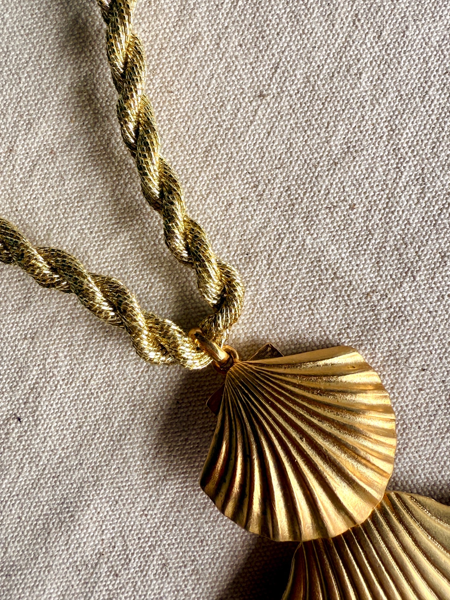 Collar de Conchas y Caracoles Dorados
