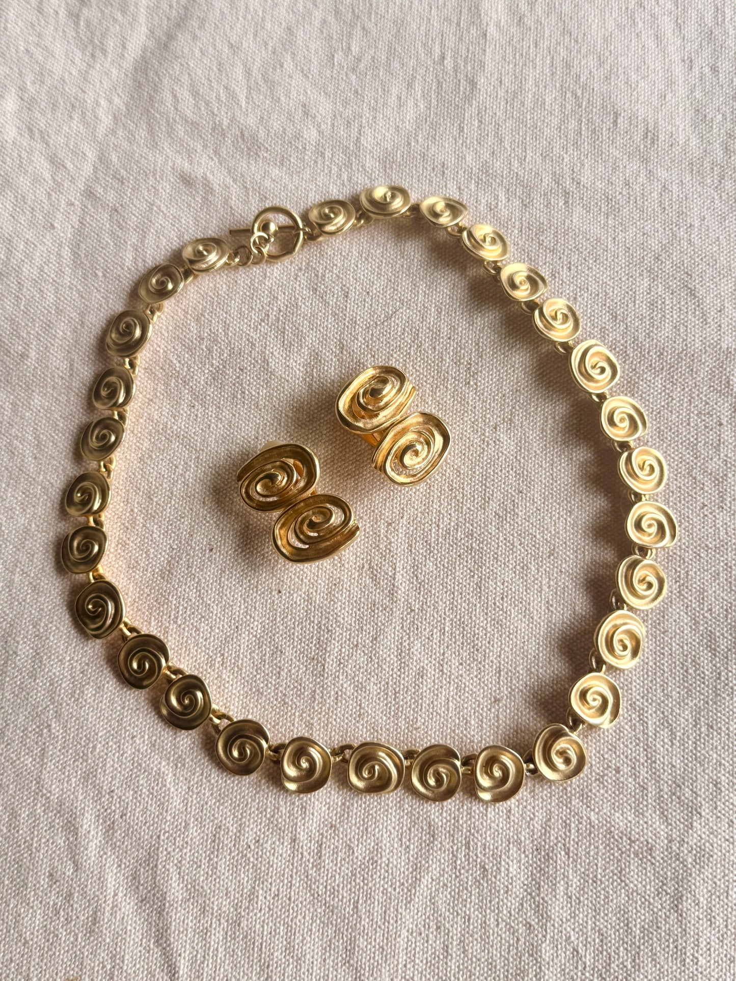Set de Collar y Artes de Prensa  Espirales Dorados- American Fashion Jewels