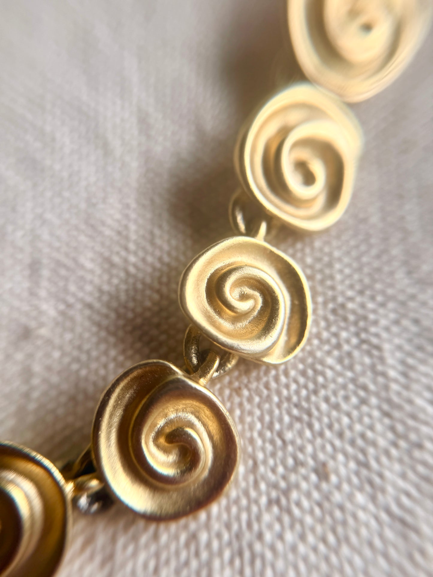 Set de Collar y Artes de Prensa  Espirales Dorados- American Fashion Jewels