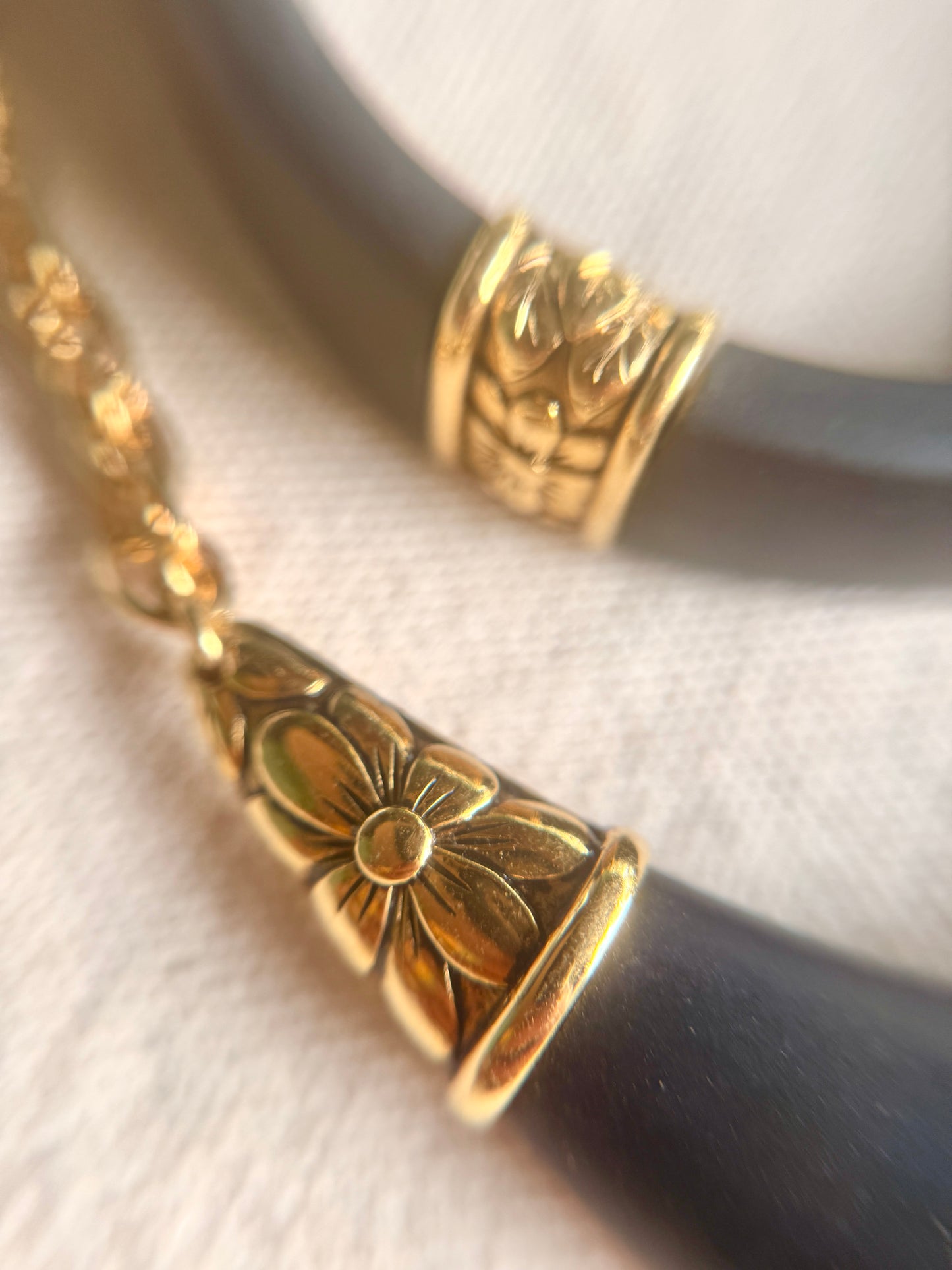 Set de Collar, Pulsera y Aretes de prensa Dorado y Negro -Trifari