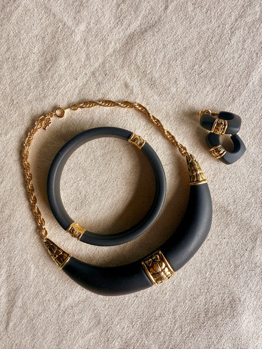 Set de Collar, Pulsera y Aretes de prensa Dorado y Negro -Trifari