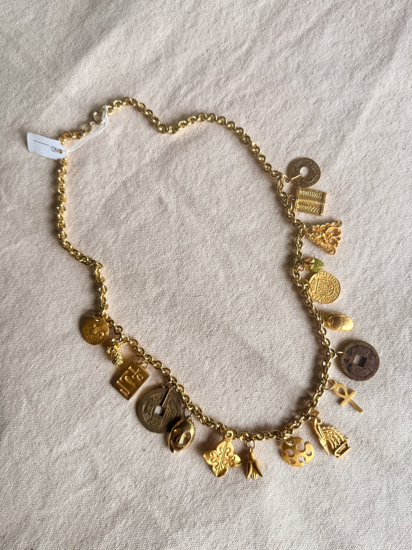 Collar de Dijes Emblemáticos de Inspiración Egipcia