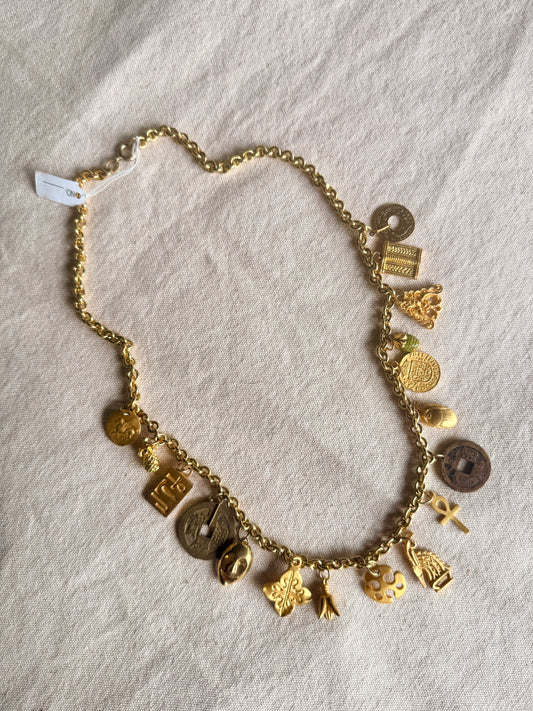 Collar de Dijes Emblemáticos de Inspiración Egipcia