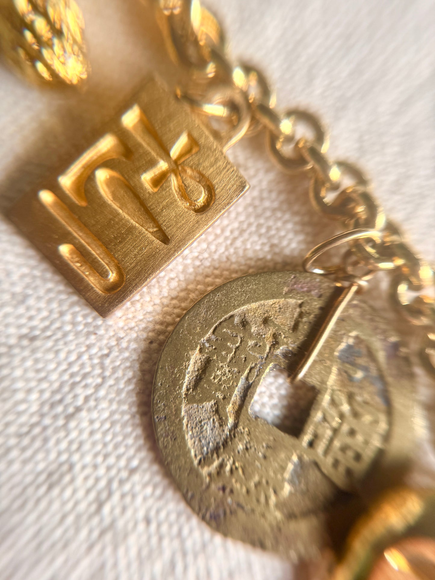 Collar de Dijes Emblemáticos de Inspiración Egipcia