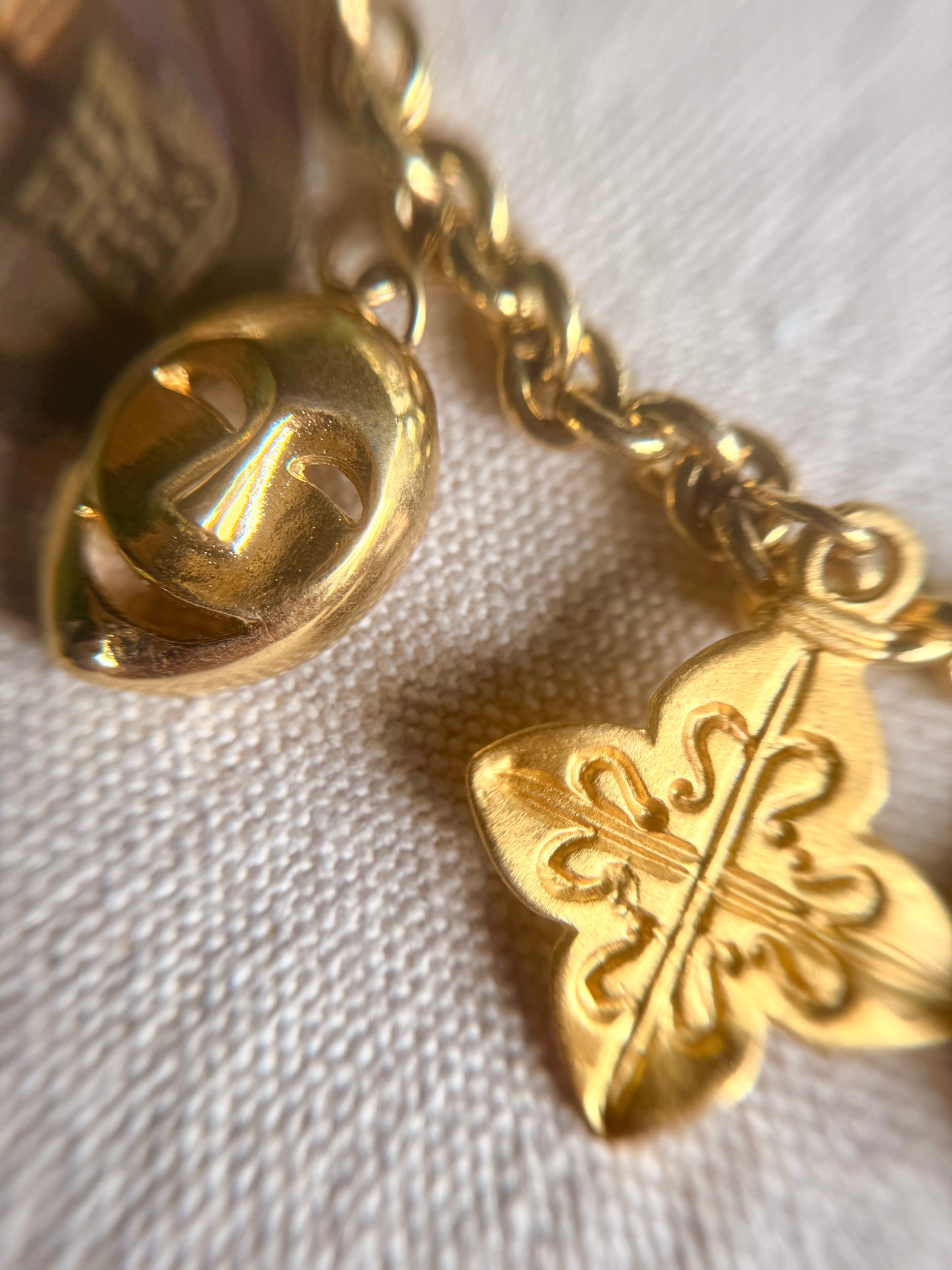 Collar de Dijes Emblemáticos de Inspiración Egipcia