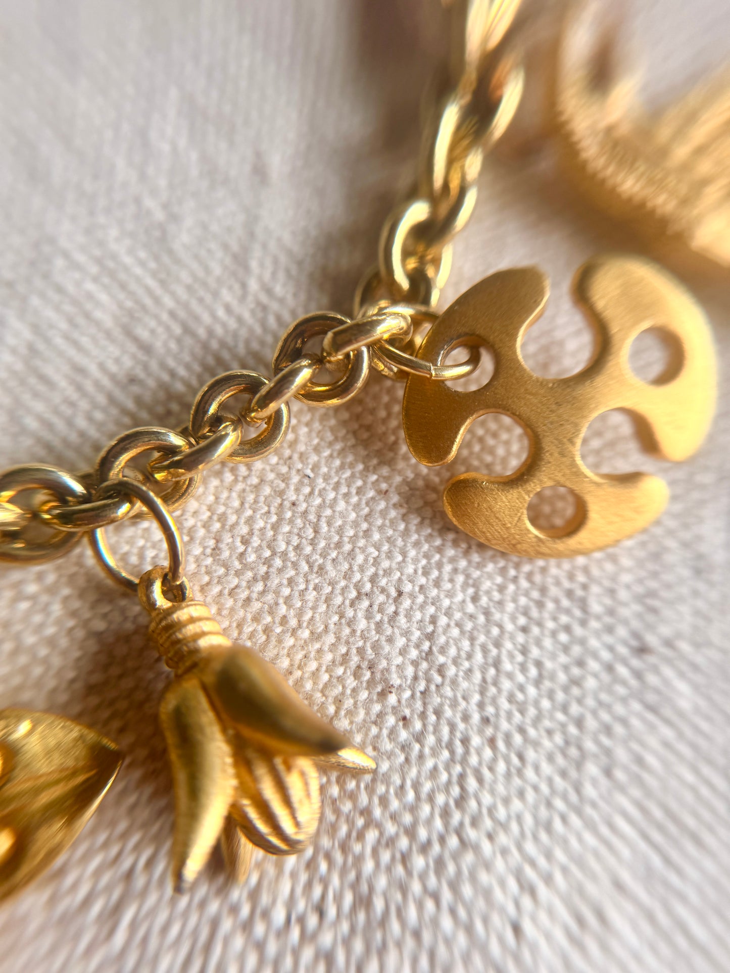 Collar de Dijes Emblemáticos de Inspiración Egipcia