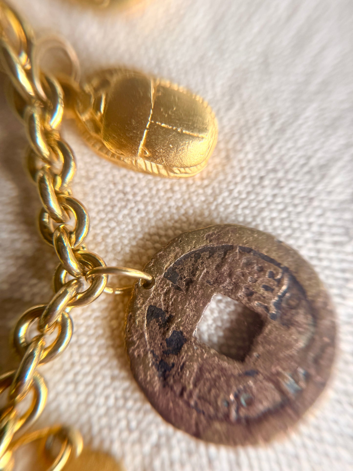 Collar de Dijes Emblemáticos de Inspiración Egipcia
