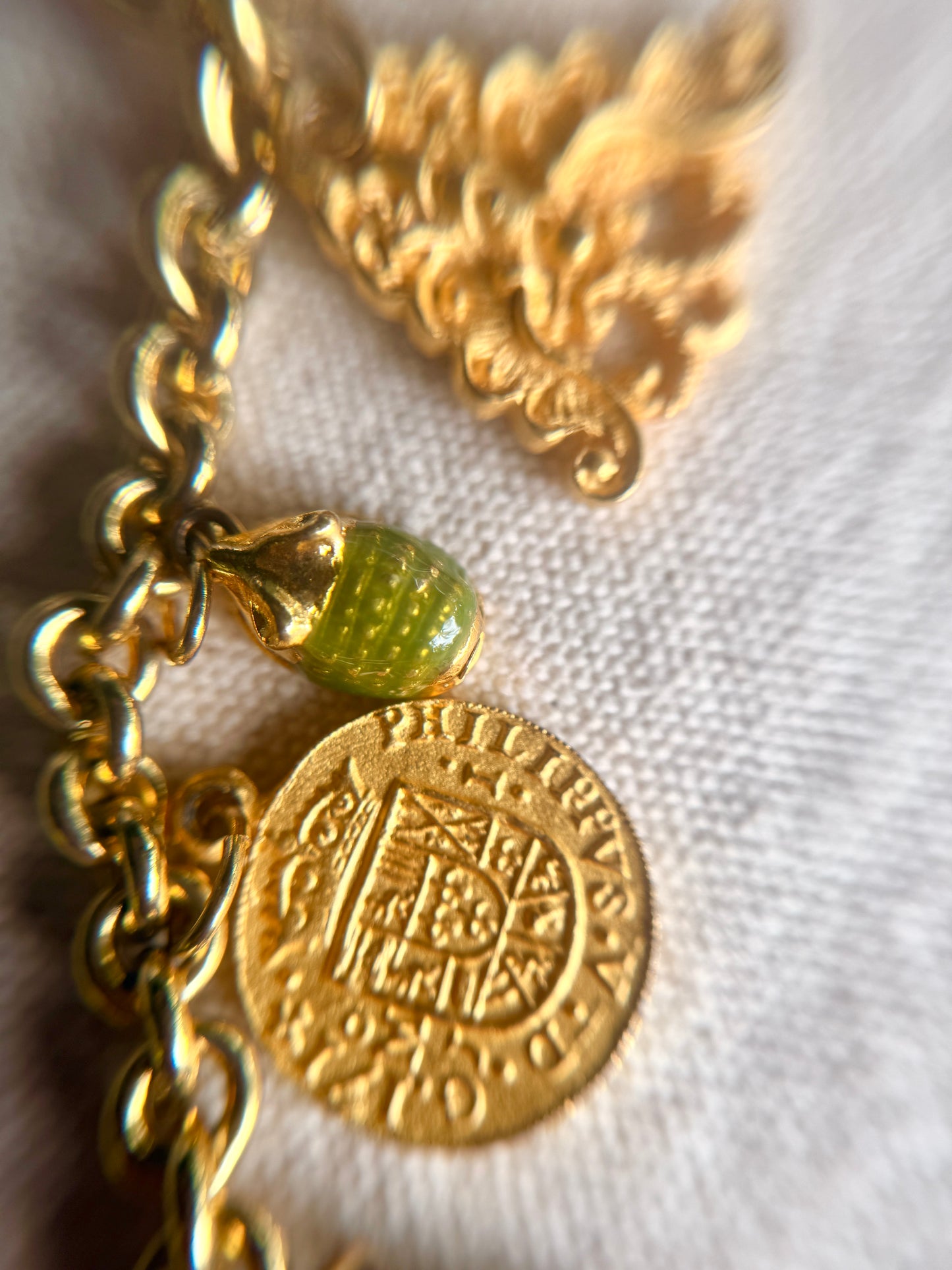 Collar de Dijes Emblemáticos de Inspiración Egipcia
