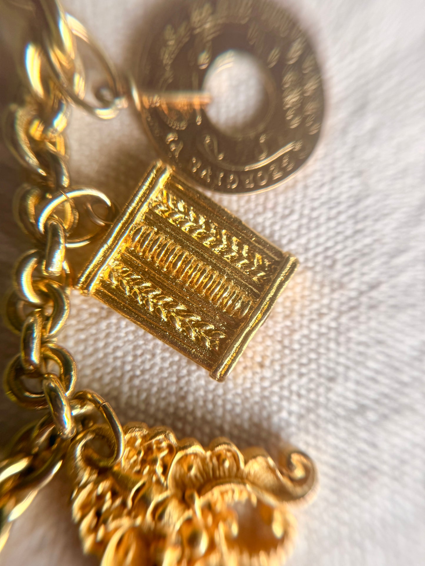 Collar de Dijes Emblemáticos de Inspiración Egipcia