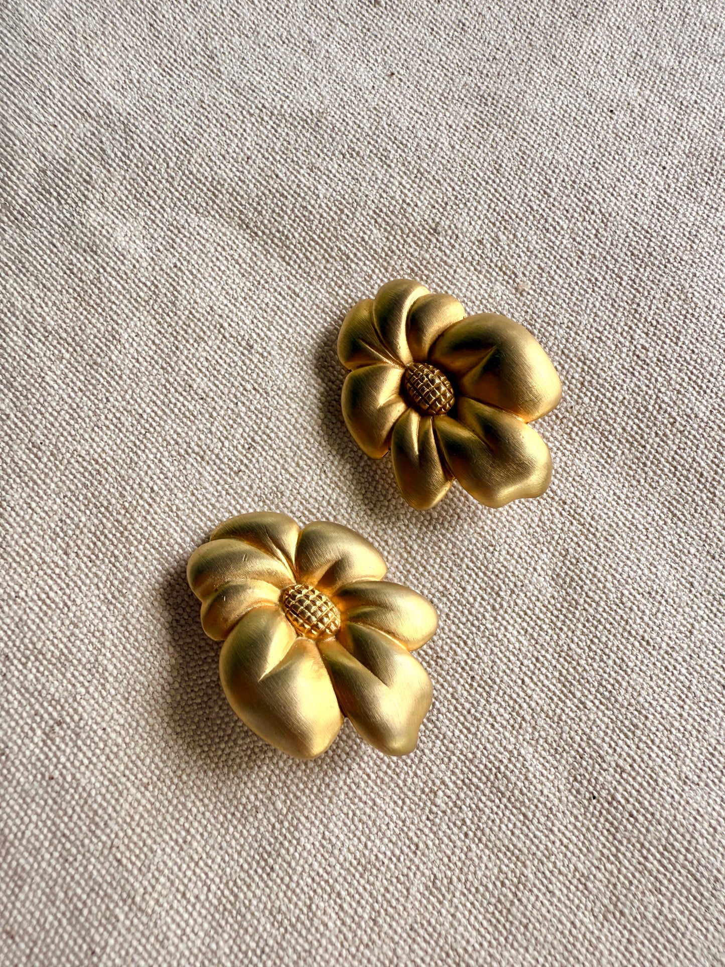 Aretes de Flores Doradas de prensa- Kenneth Jay Lane