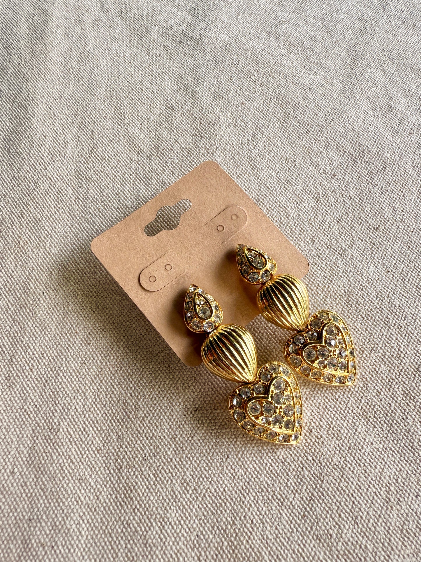 Aretes con pendiente en forma de corazones con cristales de pin- Nolan Miller