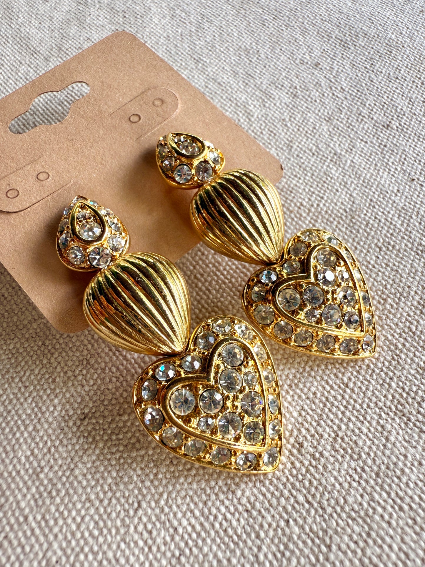 Aretes con pendiente en forma de corazones con cristales de pin- Nolan Miller