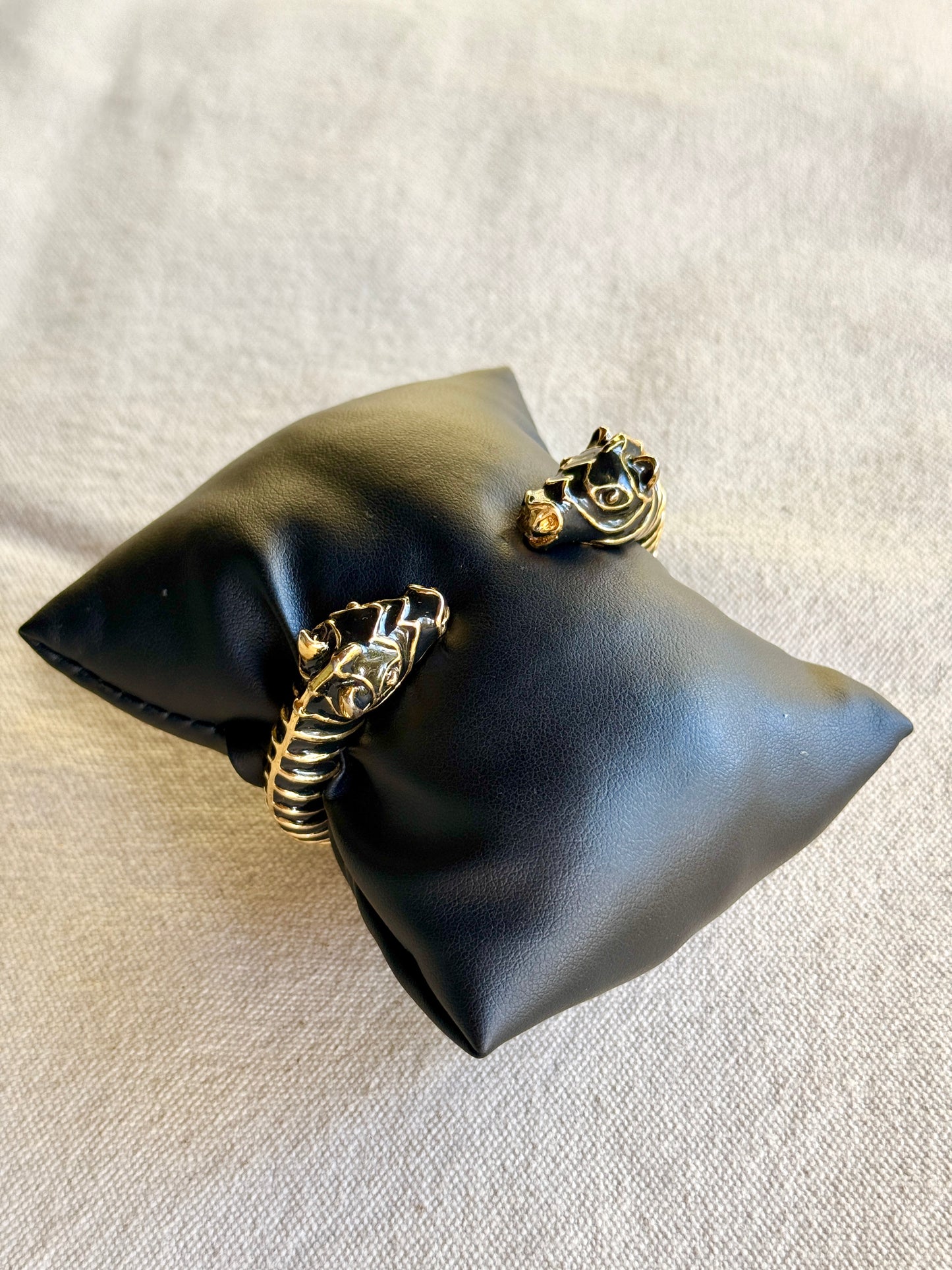 Pulsera de Camellos Negros- Kenneth J Lane