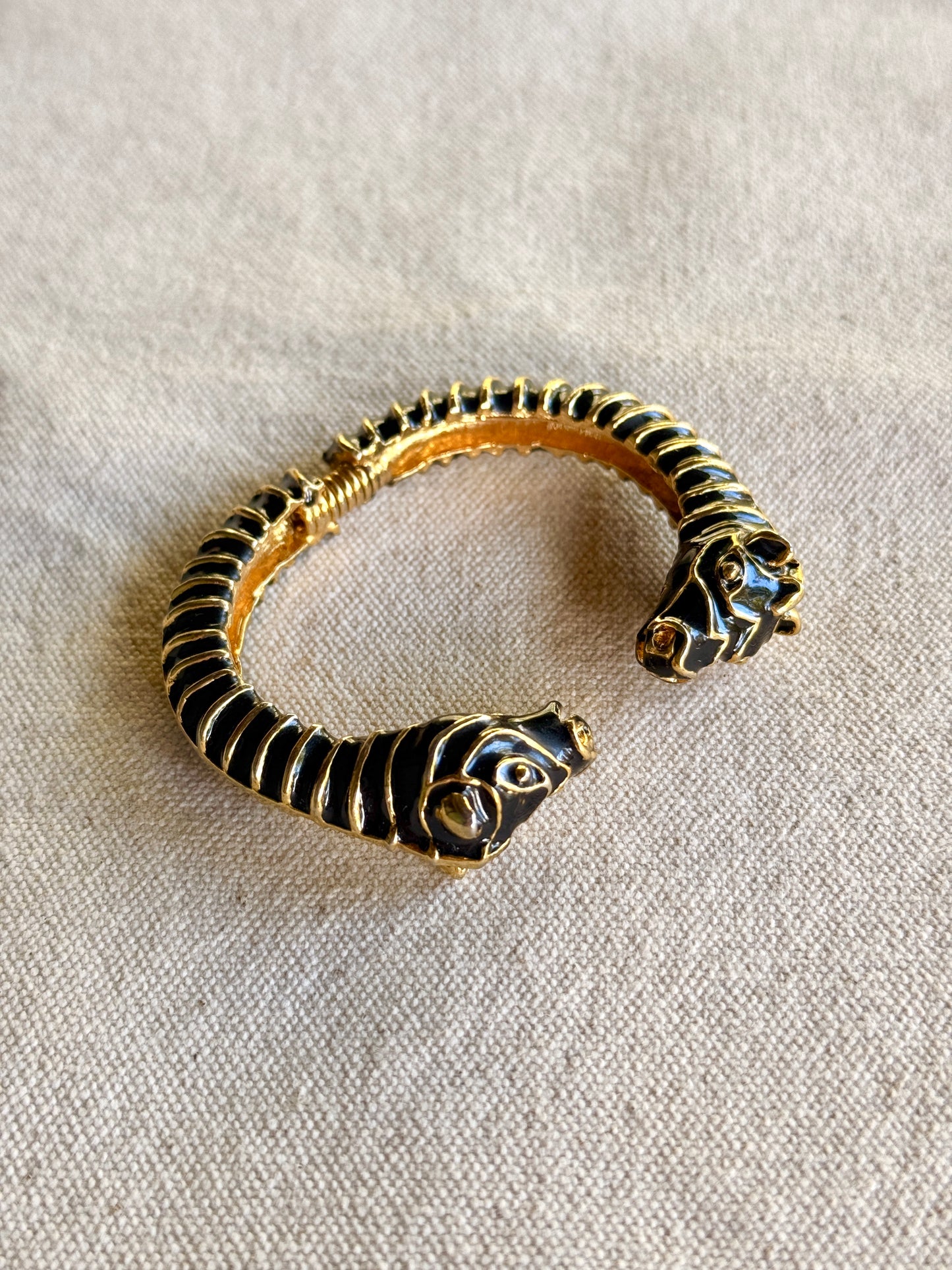 Pulsera de Camellos Negros- Kenneth J Lane