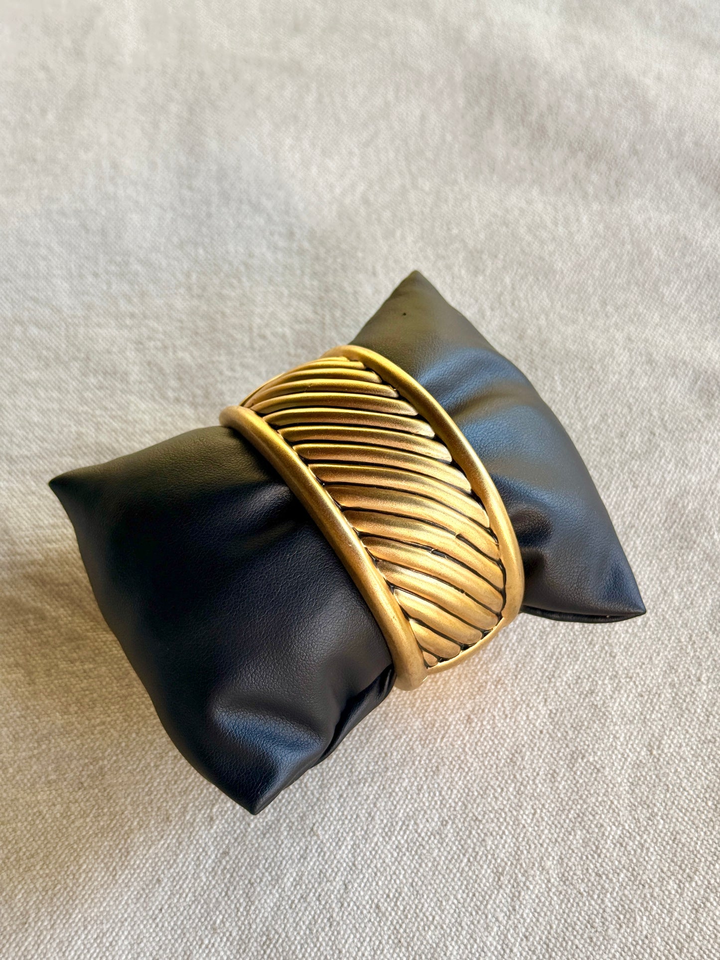 Pulsera Cuff Dorada- Anne Klein
