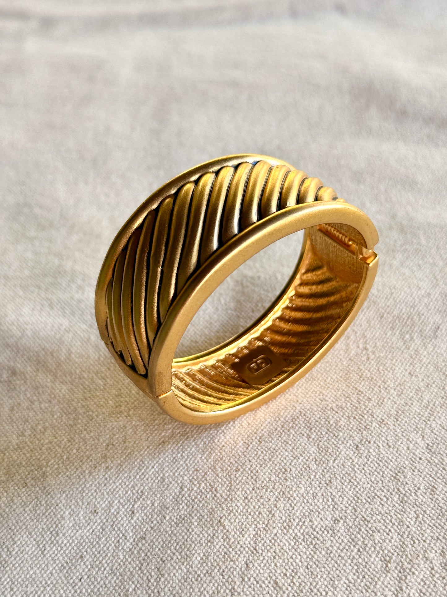 Pulsera Cuff Dorada- Anne Klein